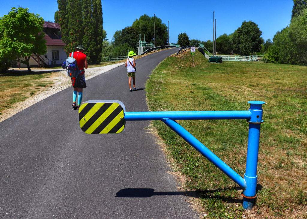 Balatonmagyaród, Węgry, turysta z dzieckiem, szlaban, most, tama