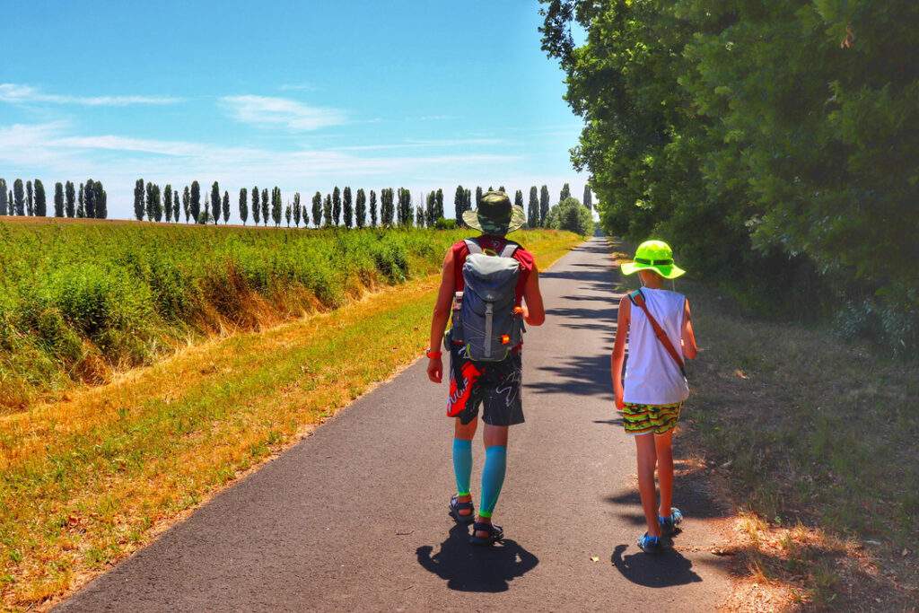 Balatonmagyaród, Węgry - turysta z dzieckiem, asfaltowa droga, upalny dzień