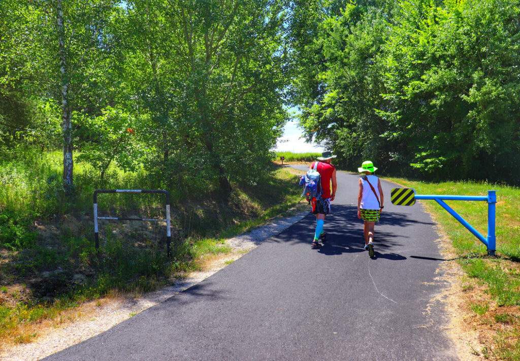 Balatonmagyaród, Węgry - turysta z dzieckiem, szlaban, asfaltowa droga