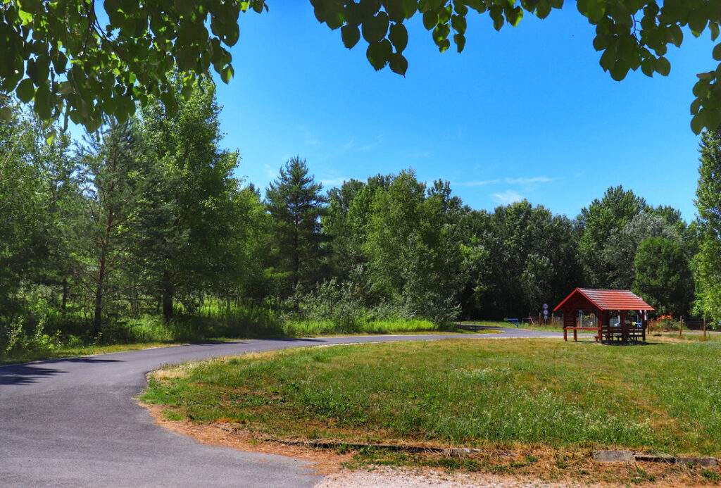 Balatonmagyaród - wiata turystyczna przy parkingu