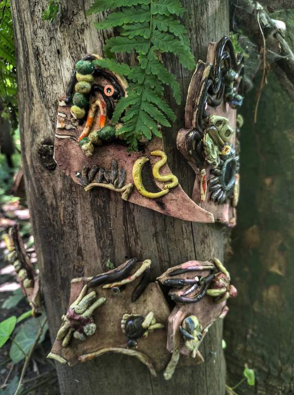 Ceramiczne owady zawieszone na drzewie przy szlaku prowadzącym do ruin zamku w Starym Jiczynie