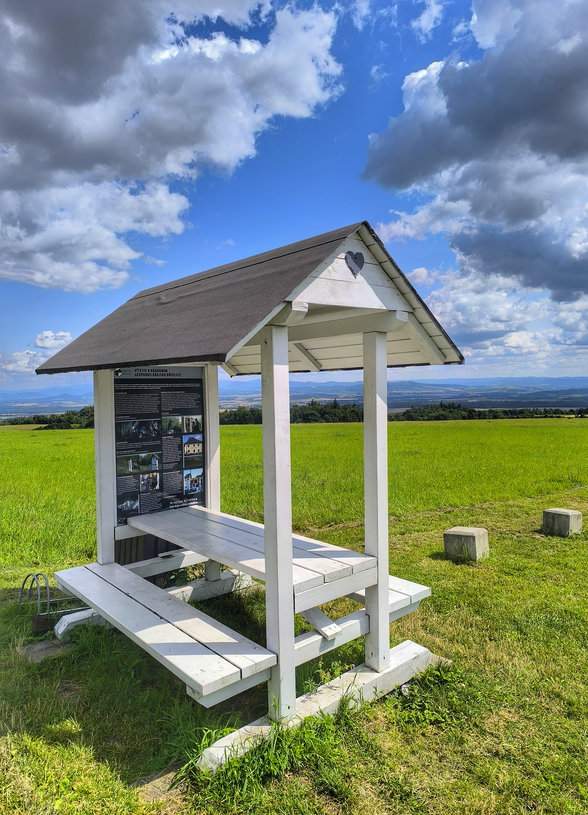 Drewniana wiata turystyczna przy wieży widokowej Veselská - miasto Odry w Czechach