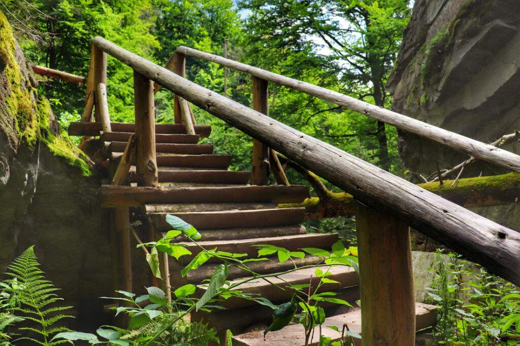 Drewniane, strome schody - Rešovské vodopády w Czechach