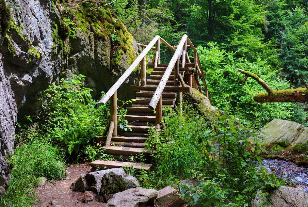 Drewniane, strome schody przy skałach - Rešovské vodopády w Czechach