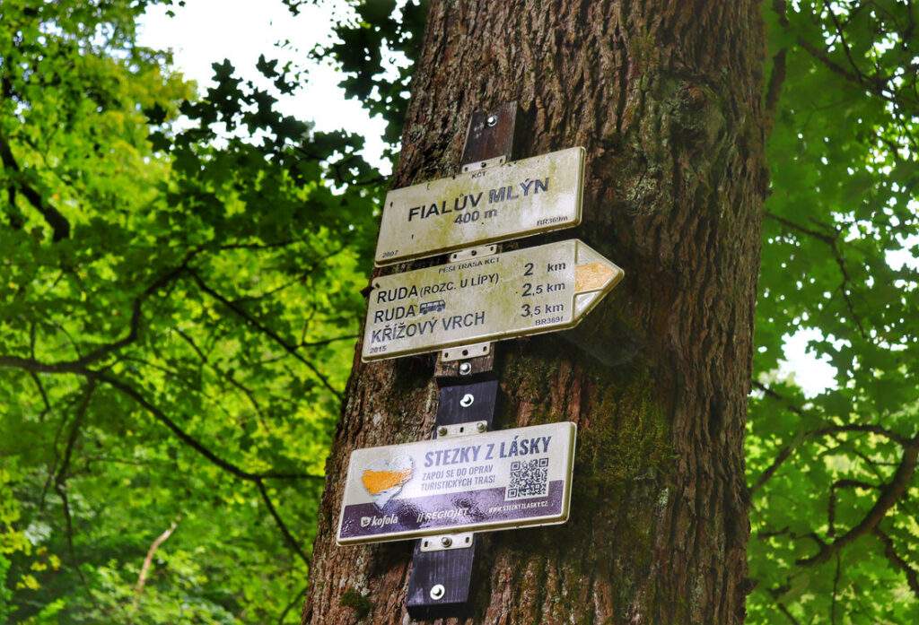 Drogowskazy, tabliczka Fialův mlýn 400 m