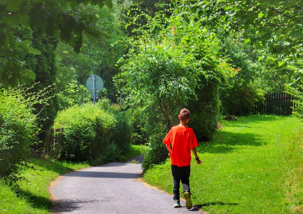 Dziecko, asfaltowa droga na czerwonym szlaku w Czechach,Rešovské vodopády 