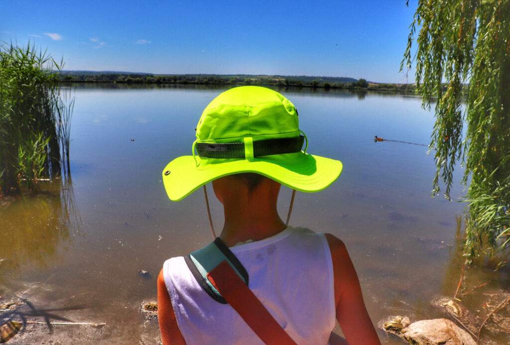 Dziecko na brzegiem jeziora, Wyspa Kányavári - Mały Balaton (Kis-Balaton)