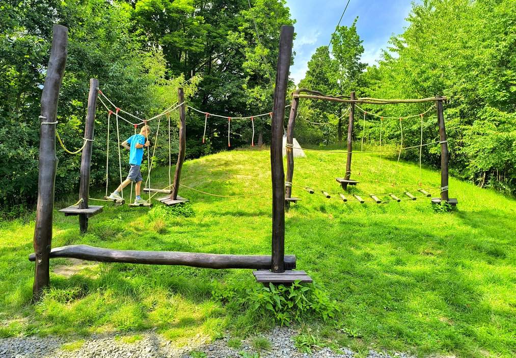 Dziecko na mini parku linowym - Graniczny Wierch w Czechach