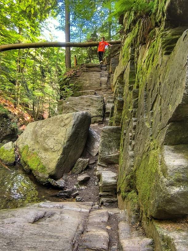 Dziecko, podejście przy skałach - Rešovské vodopády w Czechach