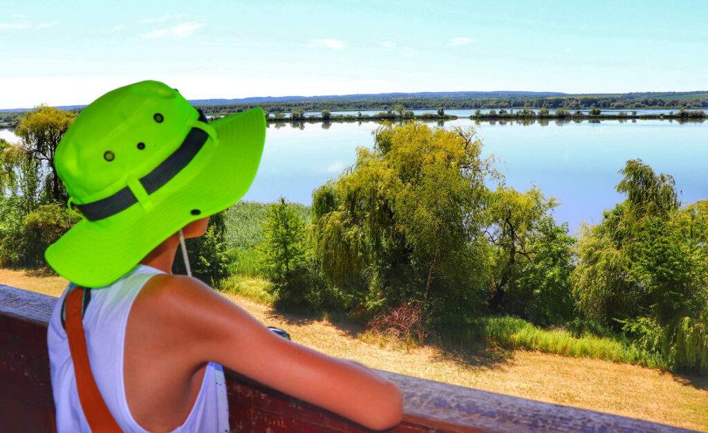 Dziecko podziwiające Kis-Balaton z wieży widokowej Nagy - Wyspa Kányavári