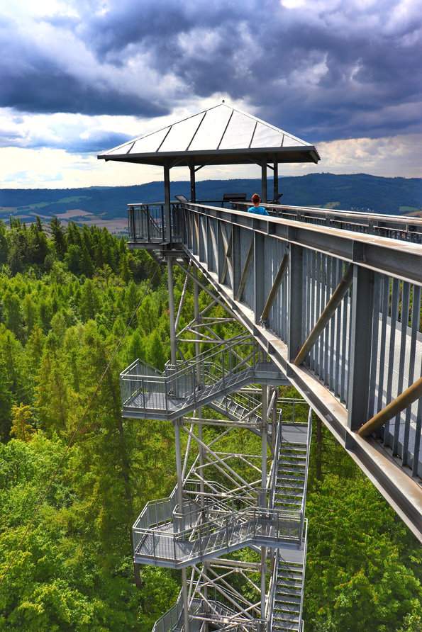 Dziecko spacerujące po kładce wieży widokowej na Granicznym Wierchu