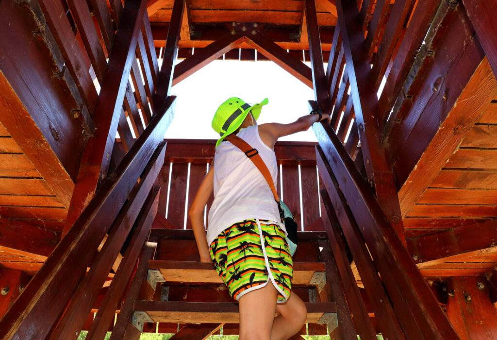 Dziecko wychodzące na wieżę widokową Nagy - Wyspa Kányavári