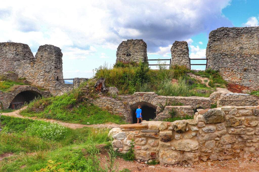Dziecko zwiedzające imponujące ruiny zamku w Starym Jičínie