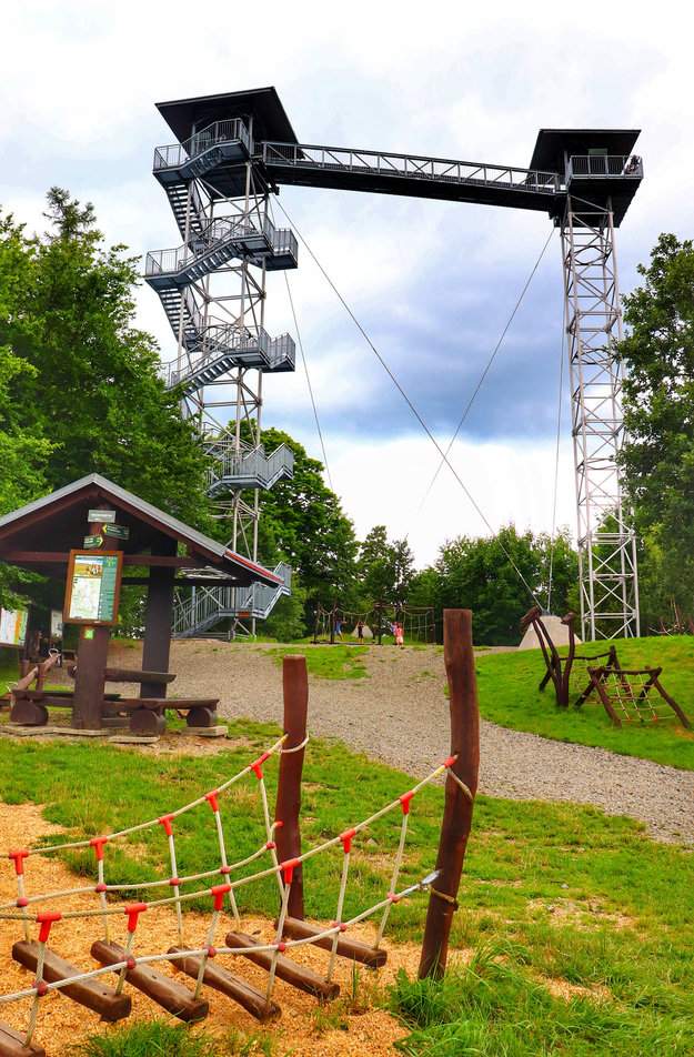 Graniczny Wierch stalowa wieża widokowa, podwójna z kładką, drewniana wiata turystyczna