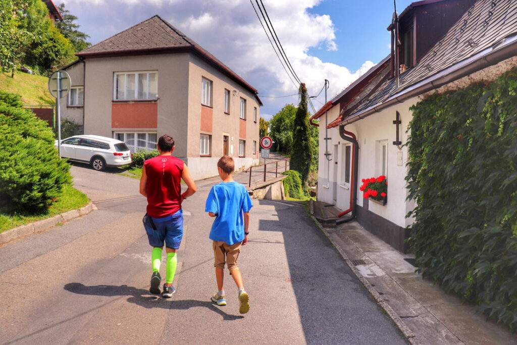 Mężczyzna z dzieckiem, droga, domy w Starým Jičínie w Czechach