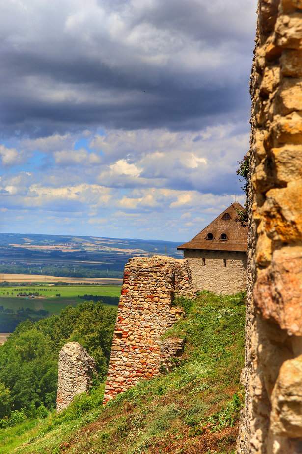 Mury zamku - Starý Jičín w Czechach, letnie popołudnie, widok na okolicę