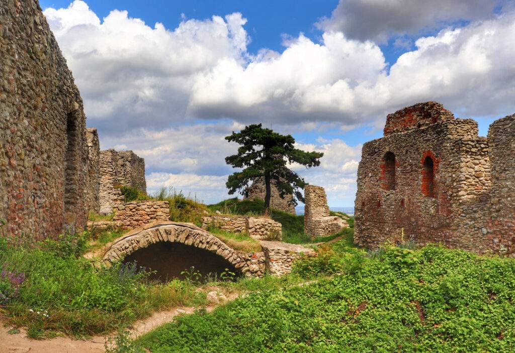 Mury zamku w Starým Jičínie, Czechy, niebieskie niebo, białe chmury