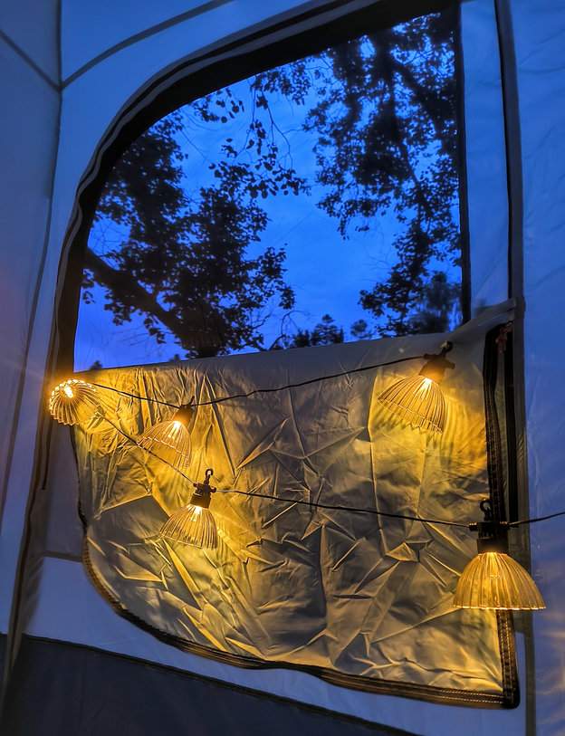 Namiot, światełka LED, noc