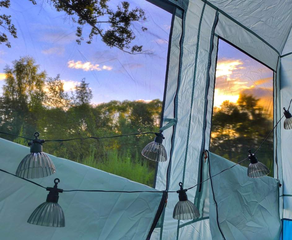 Namiot, światełka LED, zachód słońca