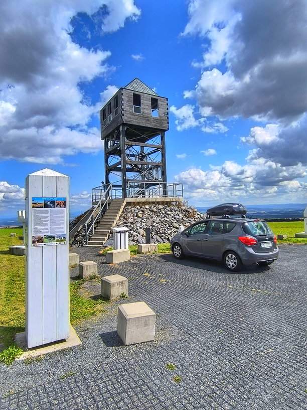 Parking przy wieży widokowej Veselská, miejscowość Odry w Czechach