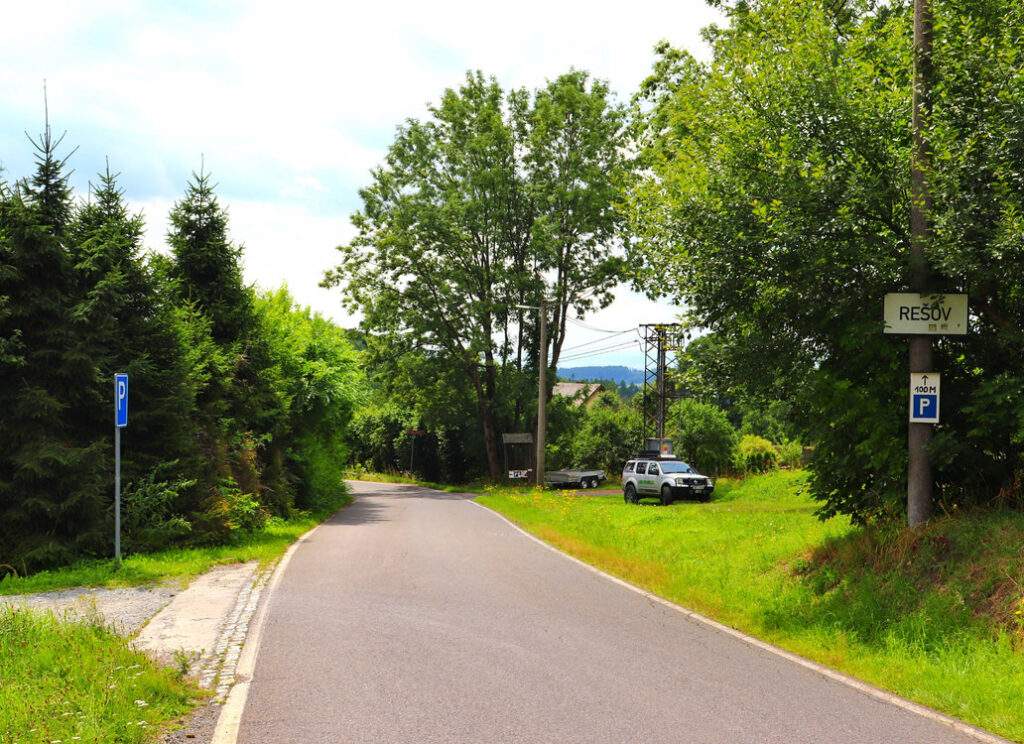 Rešov, parking, droga