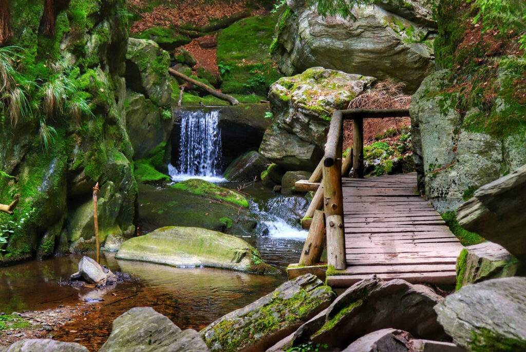 Rešovské vodopády, Czechy, drewniana kładka, skały, las