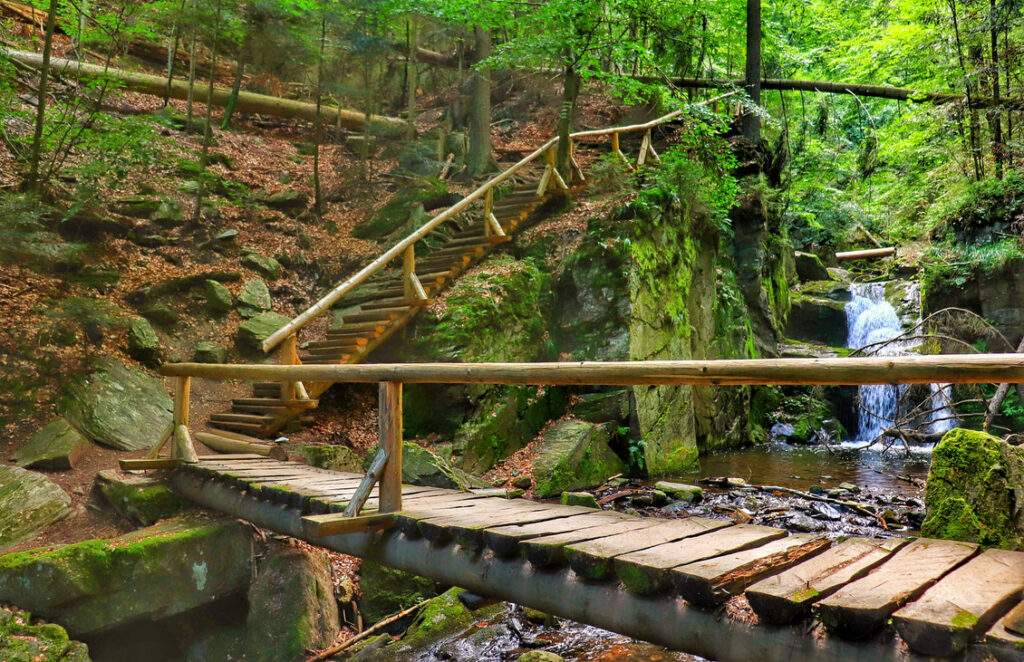 Rešovské vodopády, Czechy, drewniana kładka, strome schody przy wodospadzie