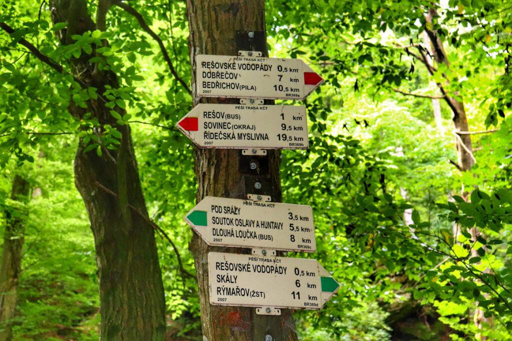 Rešovské vodopády w Czechach o,5 km - drogowskaz turystyczny, szlak czerwony