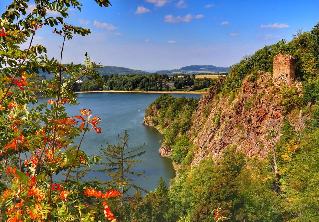Widok na ruiny zamku Oheb, Góry Żelazne