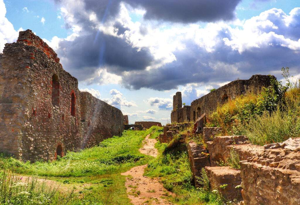 Ruiny zamku - Stary Jiczyn (Starý Jičín), letnie popołudnie