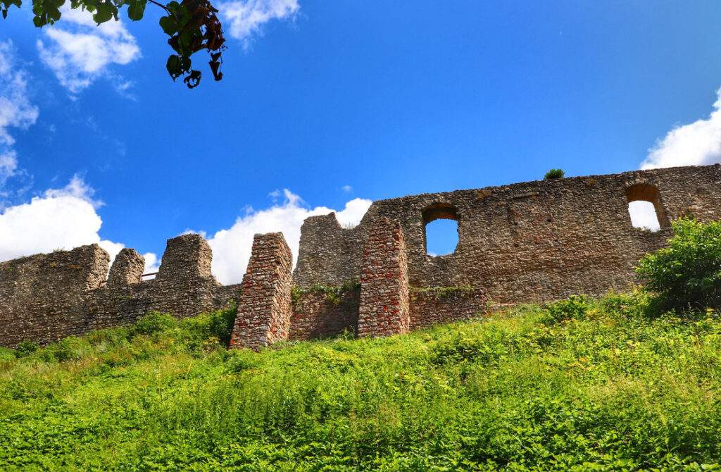 Ruiny zamku w Starým Jičínie, Czechy, błękitne niebo