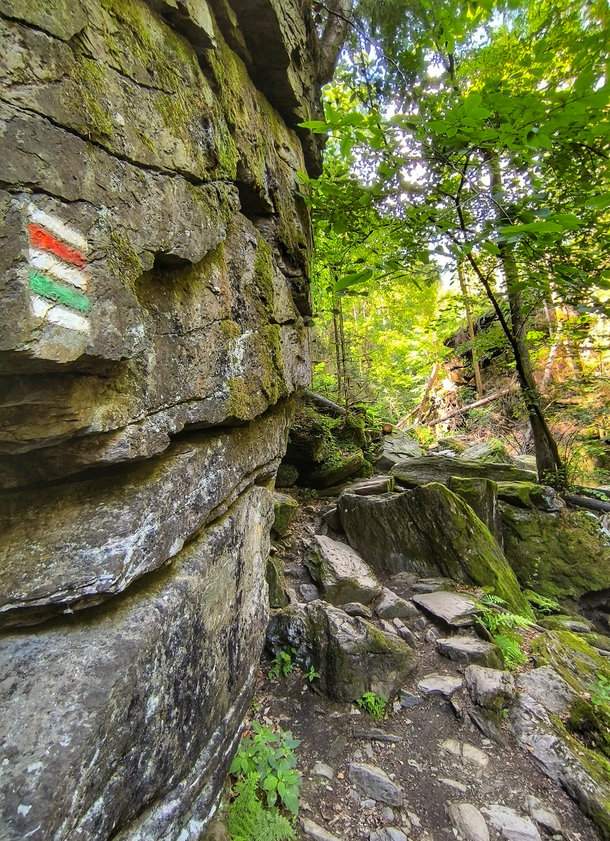 Skalne przejście na czerwonym szlaku - Rešovské vodopády w Czechach