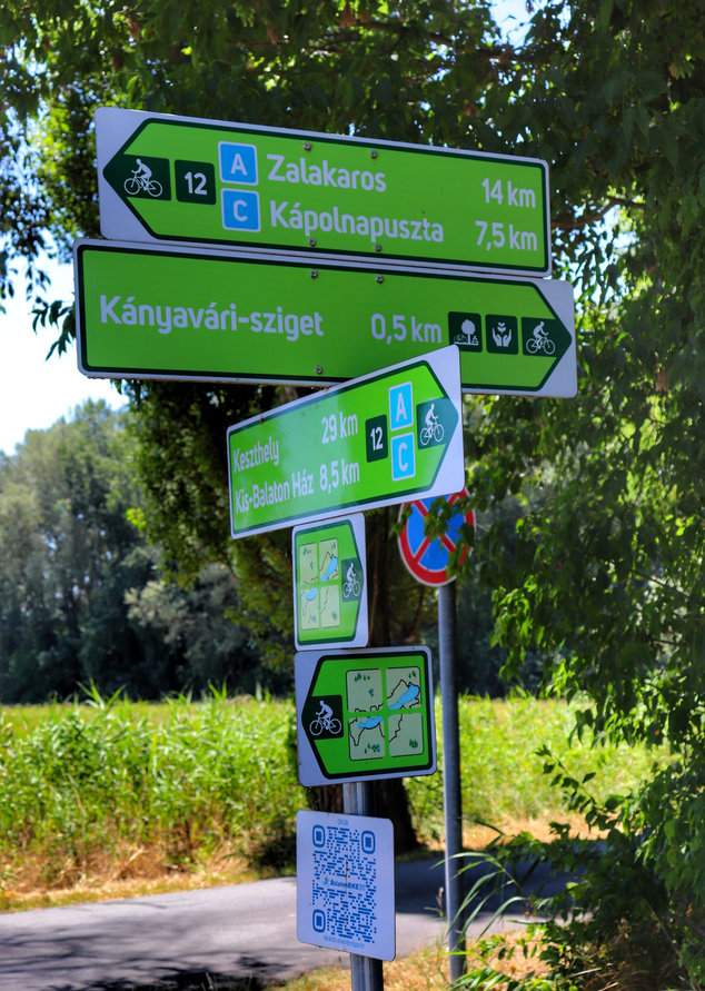 Słup z drogowskazami, Wyspa Kányavári 0,5 km