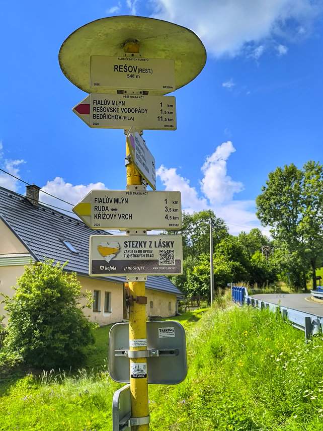 Słup z drogowskazami i tabliczką Rešov 548 m