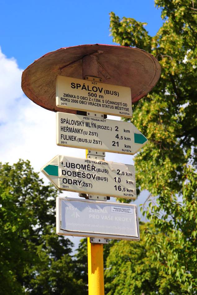 Słup z drogowskazami i tabliczką z napisem Spálov - BUS - 500 m