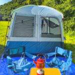 Spálovský mlýn, łąka, namiot, stół piknikowy, butla, czajnik, kubki