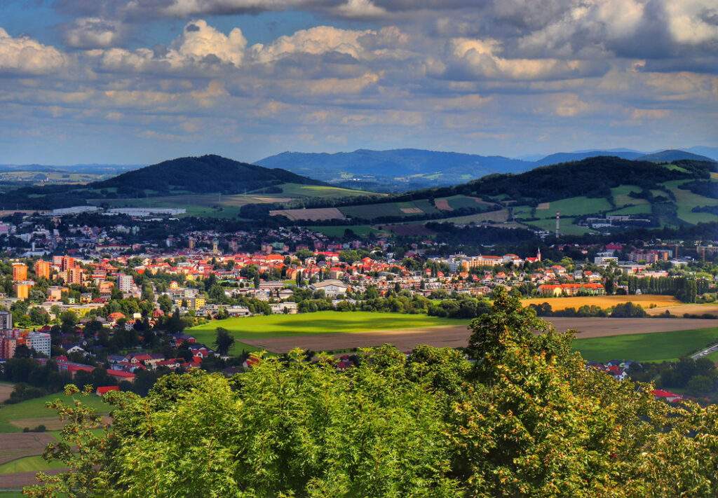 Starý Jičín - ruiny zamku z widokiem na złociste pola, urokliwe miasteczko oraz pobliskie i odległe pasma górskie