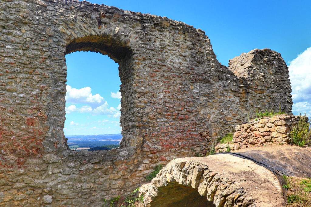 Starý Jičín w Czechach - ruiny zamku, błękitne niebo 