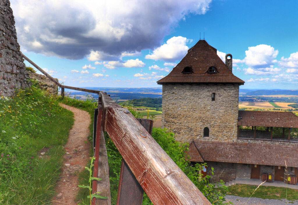 Starý Jičín w Czechach - wąska, urokliwa ścieżka wspinająca się ku ruinom zamku