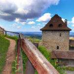 Starý Jičín w Czechach - wąska, urokliwa ścieżka wspinająca się ku ruinom zamku