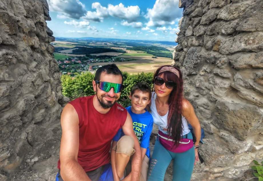 Szczęśliwa rodzina, mury zamku - Stary Jiczyn, Czechy