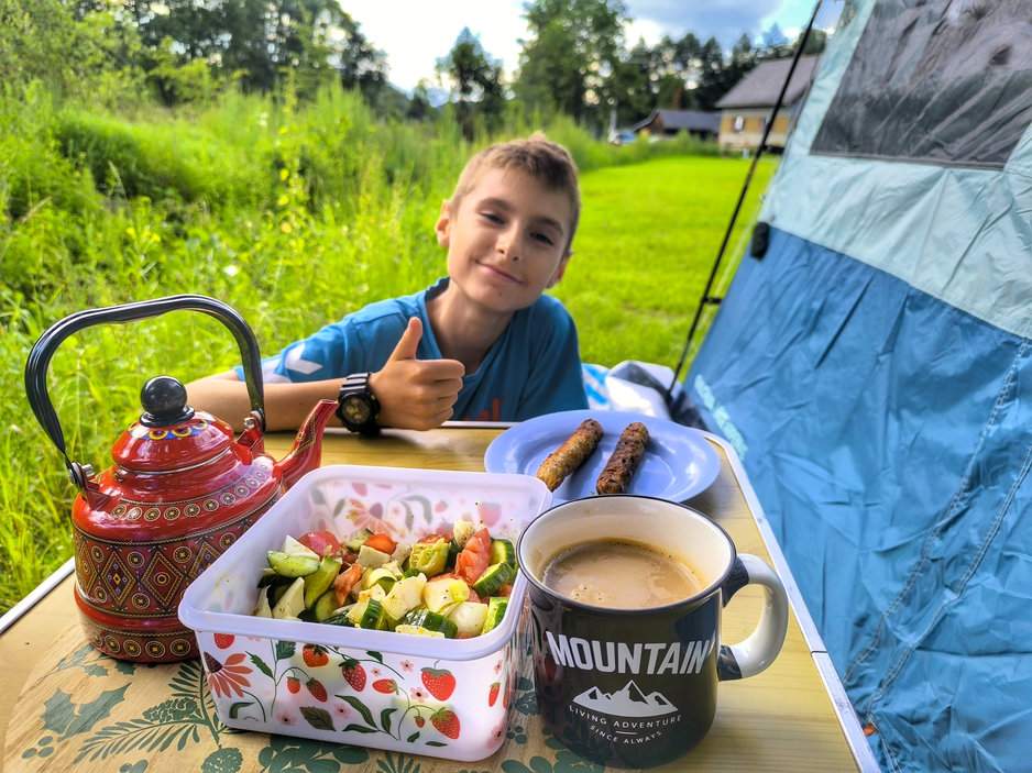 Szczęśliwe dziecko, piknik przy namiocie, Góry Opawskie