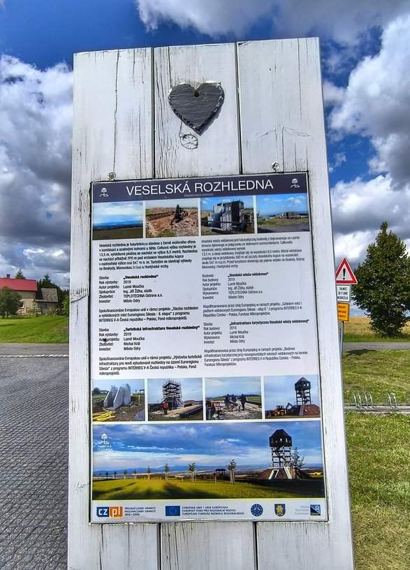 Tablica informacyjna przy wieży widokowej Veselská - miasto Odry w Czechach