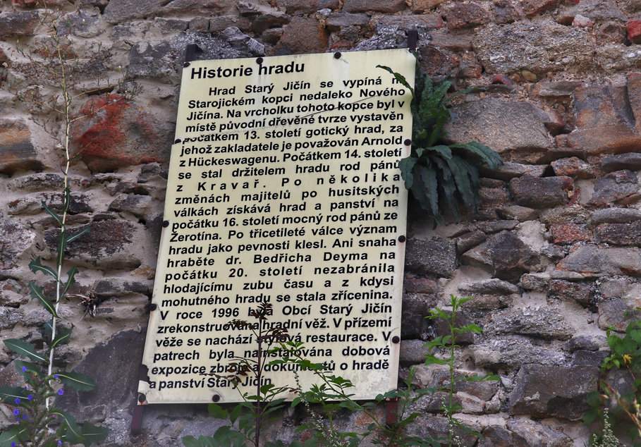 Tabliczka informacyjna w języku czeskim, zawieszona na murach zamku - Historia zamku w Starym Jičínie