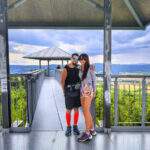 Turyści na wieży widokowej na Granicznym Wierchu w Górach Opawskich