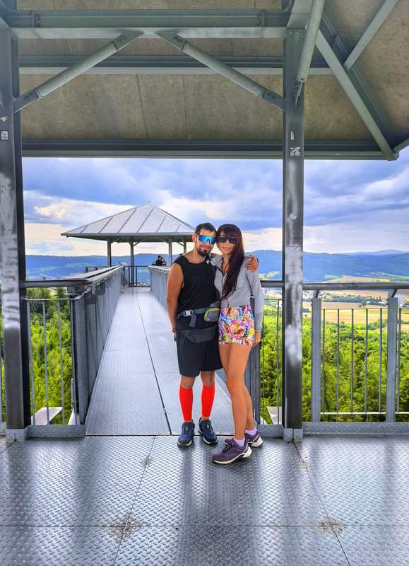 Turyści na wieży widokowej na Granicznym Wierchu w Górach Opawskich