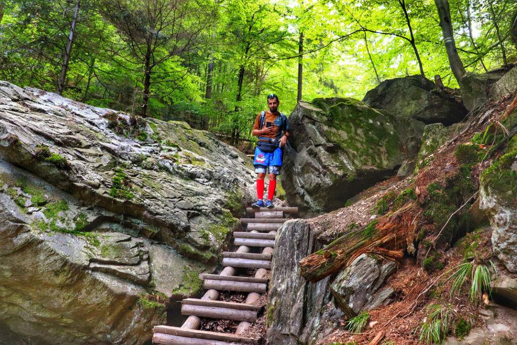 Turysta, drewniana drabinka, skały - Rešovské vodopády w Czechach