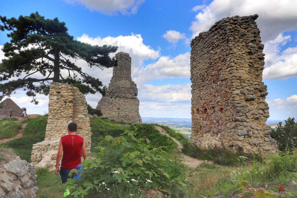 Turysta zwiedzający ruiny zamku w miejscowości Stary Jiczyn, letnie, piękne popołudnie