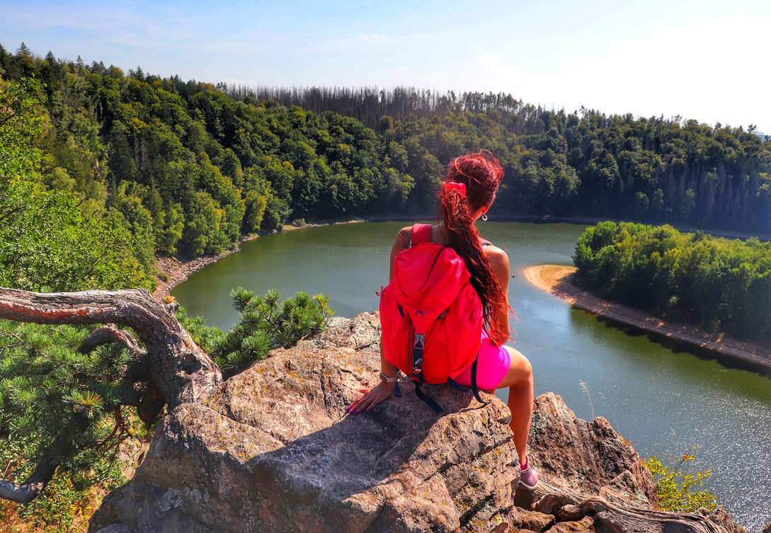 Turystka, Mały Oheb - skalny punkt widokowy, widok na zbiornik Seč