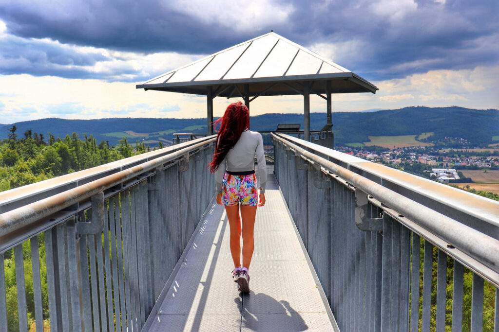 Turystka na wieży widokowej na Granicznym Wierchu